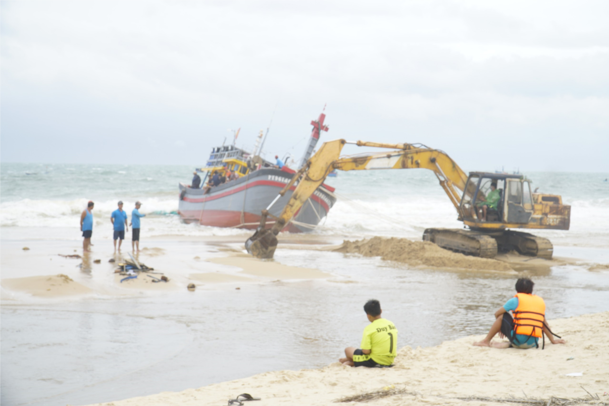 Trường Sa sẵn sàng đón các tàu cá vào tránh, trú; dừng trục vớt thuyền của ngư dân Bình Định do thời tiết xấu (03/4/2022)